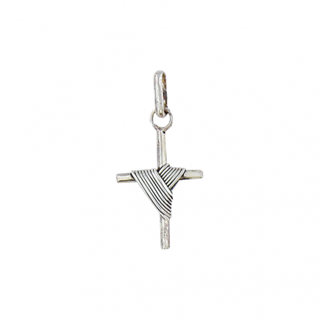 Pendentif croix en argent veilli