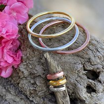 Summer bijoux by SF bijoux.  Bracelets jonc en acier tricolore et leurs anneaux assortis #bijouxsf #sfbijoux #braceletsacier #steelbangles #steelrings #braceletsjoncs #summerjewelry #bracelet #braceletlover